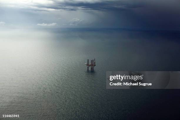 oil platform in the gulf of mexico. - gulf of mexico stock pictures, royalty-free photos & images