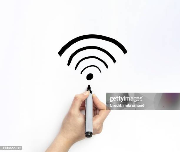 hand drawing a wifi signal on white page with marker - draadloze technologie stockfoto's en -beelden