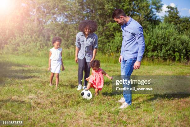 familie im sommer im freien im park - laufen und gras und sport stock-fotos und bilder