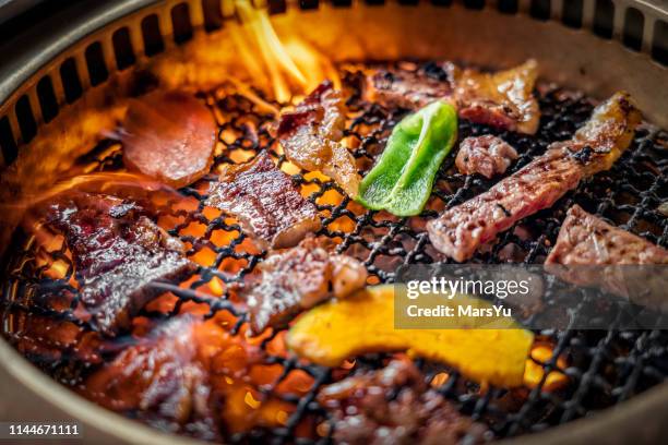 bife grelhado com chama, yakiniku japonês - yakiniku - fotografias e filmes do acervo