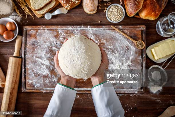 panadería artesanal: manos del chef artesano amasando masa - bread fotografías e imágenes de stock