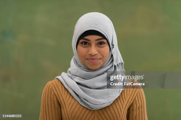 retrato de chica musulmana sonriente - hiyab fotografías e imágenes de stock