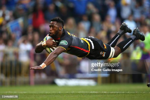 Stormers captain Siya Kolisi scores the opening try during the Super Rugby match between DHL Stormers and Crusaders at DHL Newlands Stadium on May...