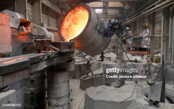 May 2019, Mecklenburg-Western Pomerania, Waren: In the foundry of Mecklenburger Metallguss GmbH MMG, 165 tons of aluminium bronze with a temperature...