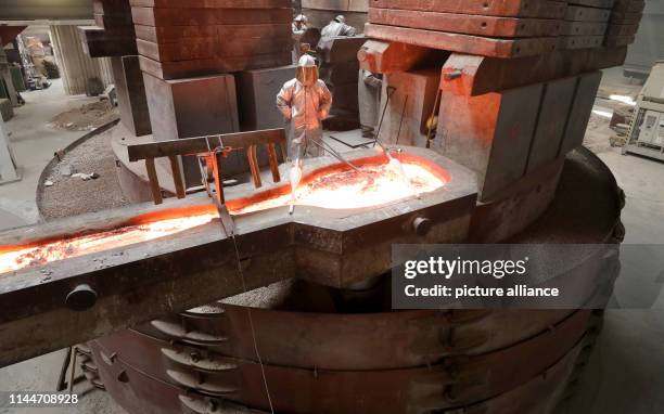 May 2019, Mecklenburg-Western Pomerania, Waren: In the foundry of Mecklenburger Metallguss GmbH MMG, 165 tons of aluminium bronze with a temperature...