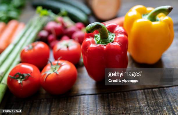 桌子上新鮮蔬菜的鮮豔顏色 - bell pepper 個照片及圖片檔