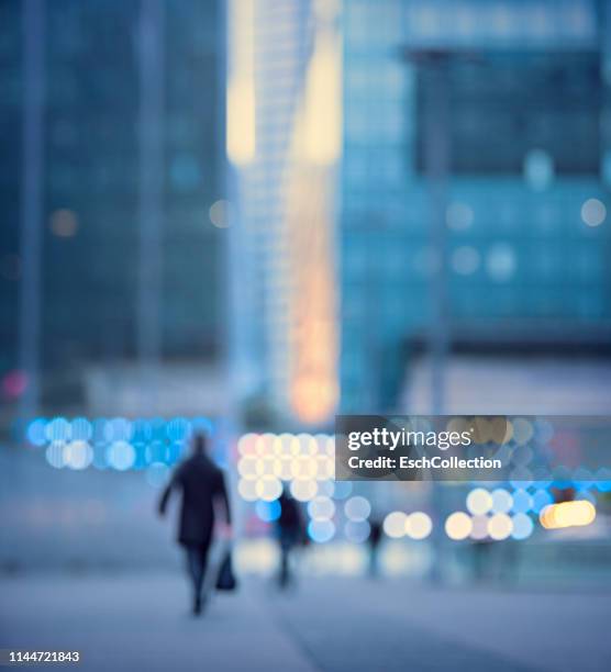 business people going to work at dawn in paris, france - blurry background stockfoto's en -beelden