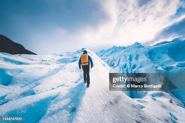tourist hiking on the perito moreno glacier - el calafate stockfoto's en -beelden
