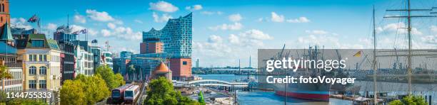 hamburger sonnenschein auf der elbphilharmonie landungsbrucken seehafen panorama deutschland - metro hamburg stock-fotos und bilder