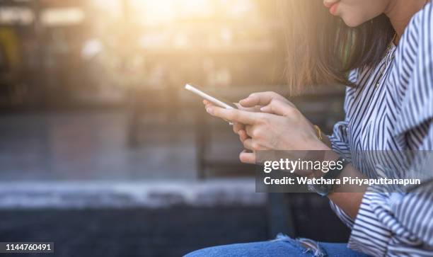 young women holding smartphone at cafe. - mobile banking stock-fotos und bilder