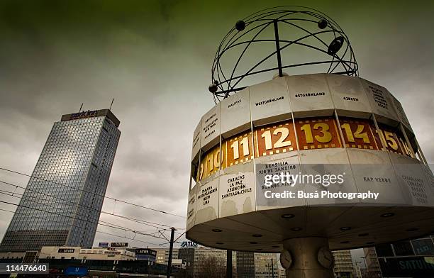 world clock, alexanderplatz, berlin - alexanderplatz stock-fotos und bilder