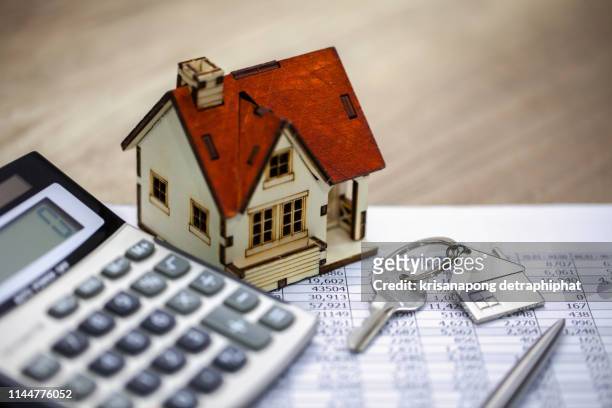 bank calculates the home loan rate - seguro del hogar fotografías e imágenes de stock