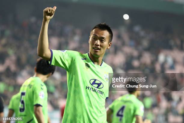 Kim Shin-wook of Jeonbuk Hyundai Motors celebrates after scoring a second goal during the AFC Champions League Group G match between Jeonbuk Hyundai...