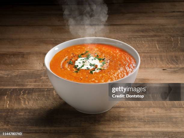 木製のテーブルの背景にトマトスープ。 - tomato soup ストックフォトと画像
