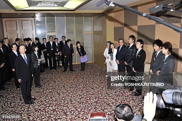 Visiting Chinese Prime Minister Wen Jiabao smiles as Japanese pop group SMAP members Masahiro Nakai, Takuya Kimura, Tsuyoshi Kusanagi and Shingo...