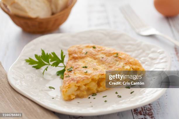 spanish omelet - tortilla stock-fotos und bilder