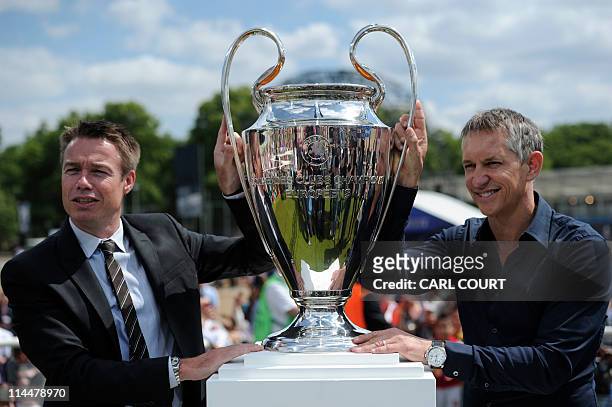 Former England footballers Gary Lineker and Graeme Le Saux pose for photographers next to a black London taxi in Hyde Park on May 21 with the...