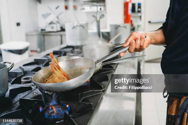 kochin der küche des restaurants - one pot pasta stock-fotos und bilder