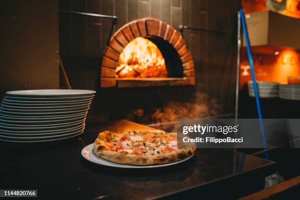 de pizza is klaar - pizza italy restuarant stockfoto's en -beelden