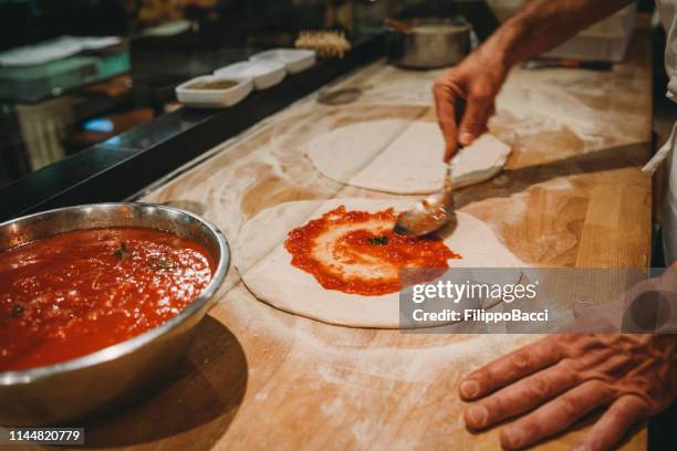 pizza förbereder en pizza på restaurangen - knåda bildbanksfoton och bilder