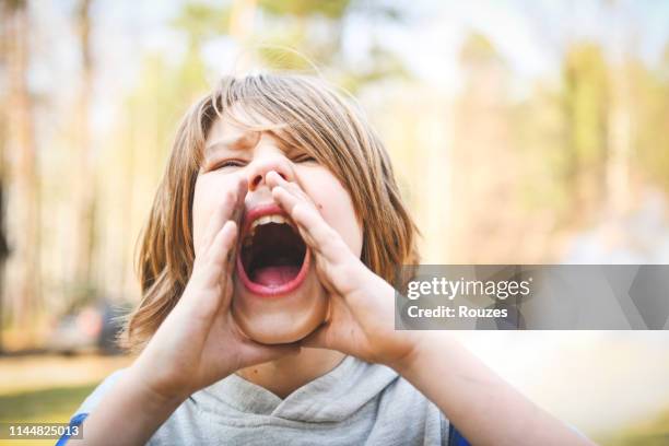 porträtt av pojke med munnen öppen skrikande - open day 11 bildbanksfoton och bilder