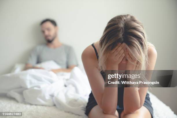 frustrated sad girlfriend sit on bed think of relationship problems - coppia a letto foto e immagini stock