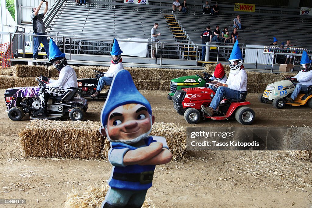 "Gnomeo & Juliet" Mow-down Showdown - Hilarious Lawnmower Race Celebrates Film's May 24th Blu-ray Disc & DVD Release