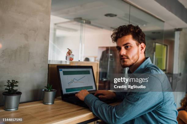 junger mann mit laptop - laptop on bus stock-fotos und bilder