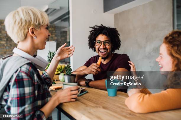 vrienden delen een lach - healthy snacks stockfoto's en -beelden