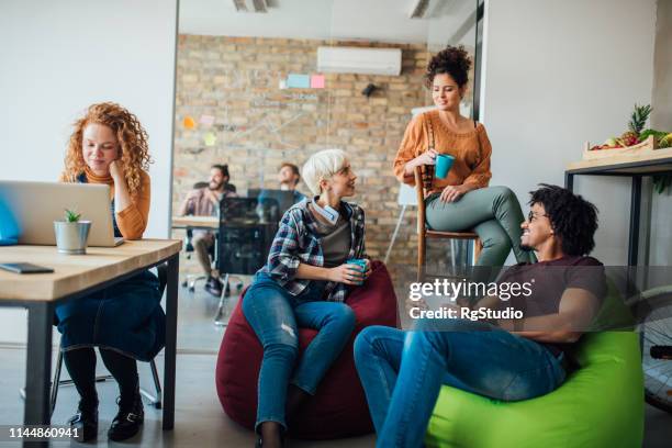 studenten lächeln und trinken kaffee während des studiums - studierendenvertretung stock-fotos und bilder