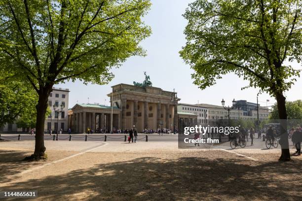 brandenburger tor (brandenburg gate) - (berlin, germany) - städtischer platz stock-fotos und bilder