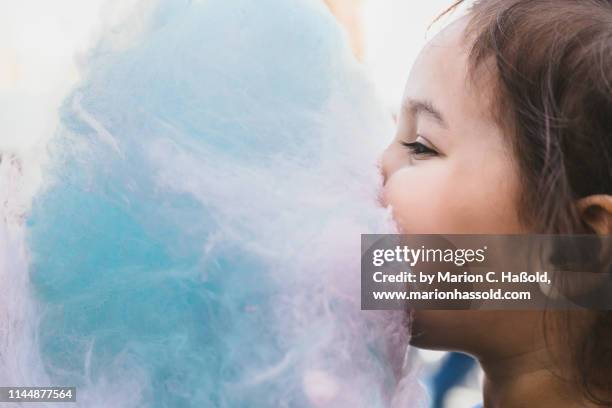 zuckerwatte und kind - zuckerwatte stockfoto's en -beelden