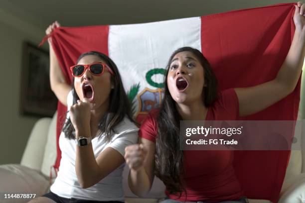 fan peruano celebrando en el hogar - cultura peruana fotografías e imágenes de stock