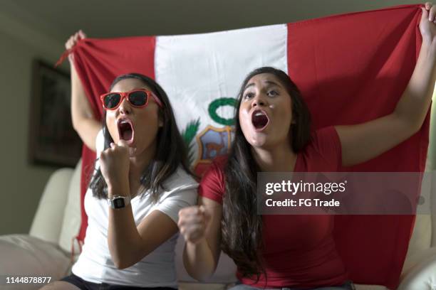 fan peruviano che festeggia a casa - perù foto e immagini stock