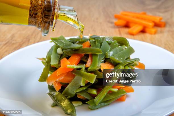 vegetable pancake with olive oil - aceite de oliva stockfoto's en -beelden