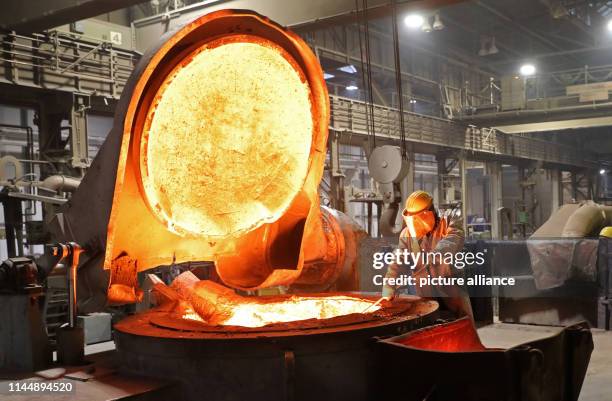 May 2019, Mecklenburg-Western Pomerania, Waren: In the foundry of Mecklenburger Metallguss GmbH MMG the slag is removed from the aluminium bronze...