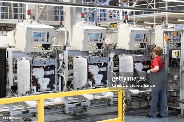 May 2019, North Rhine-Westphalia, Bielefeld: An employee carries out the final inspection of a dishwasher on a production line at Miele & Cie. KG....