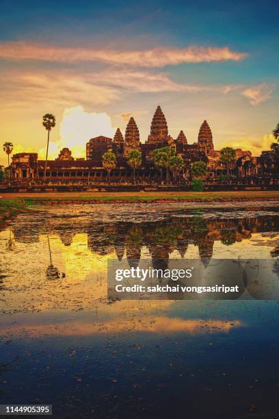 the temple of angkor wat in cambodia against sky during sunset - siemreap tempelkomplex stock-fotos und bilder