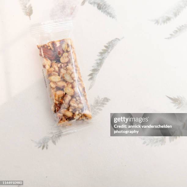 honey bar with nut mix - cereal bar stockfoto's en -beelden