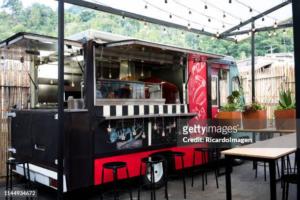 food-truck auf der straße - bar outside stock-fotos und bilder