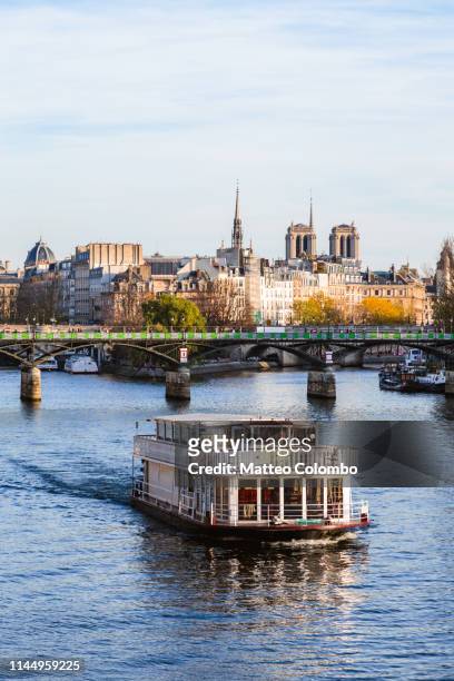 river seine with bateau mouche, ile de la cite, paris, france - river seine stock pictures, royalty-free photos & images