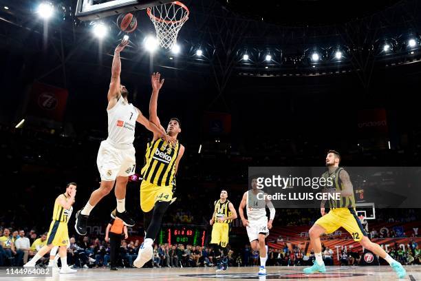Fenerbahce's Jordanian-Turkish centre Ahmet Duverioglu challenges Real Madrid's Argentinian guard Facundo Campazzo during the EuroLeague third place...