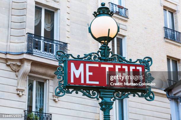 metro signpost in paris, france - paris metro sign stockfoto's en -beelden