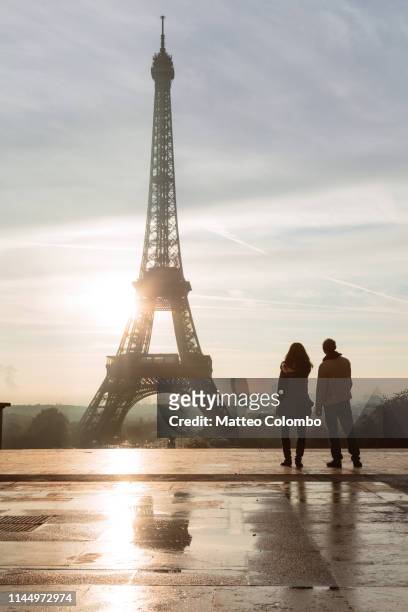 tourists in front of the eiffel tower, paris, france - couple paris tour eiffel trocadero stock-fotos und bilder