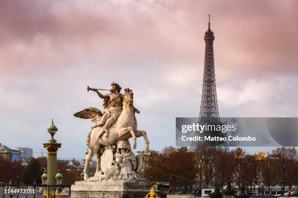 eiffel tower at sunset, paris, france - statue paris photos et images de collection