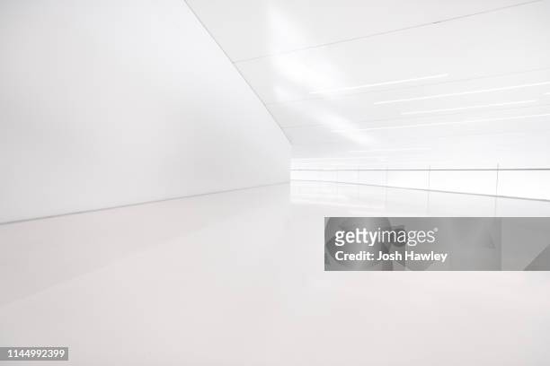 futuristic empty room, 3d rendering - white room empty stock-fotos und bilder