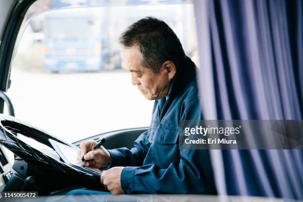 men doing notes in the track - old truck imagens e fotografias de stock