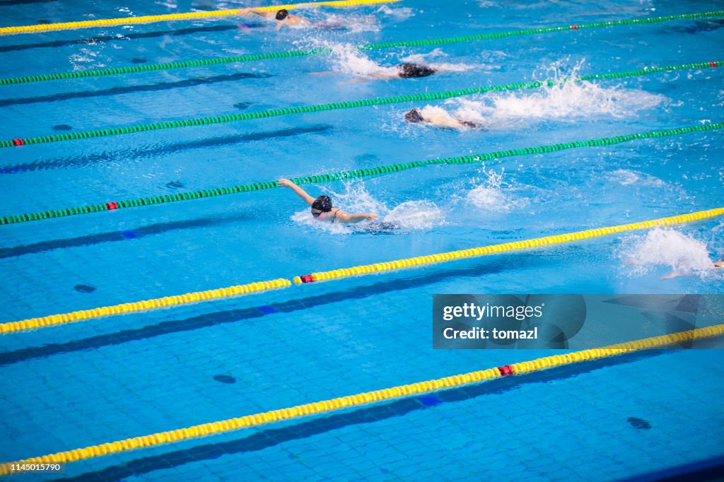 Schmetterlingsschlager Schwimmwettbewerb für Frauen