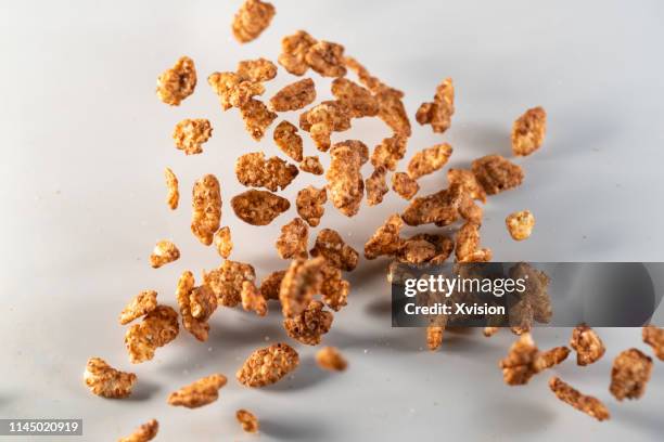 puffed coke rice dancing with black background capture in high speed - crujiente fotografías e imágenes de stock