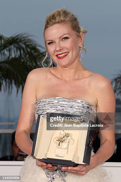 Kirsten Dunst attends the Palme D'Or Winners Photocall at the 64th Annual Cannes Film Festival at Palais des Festivals on May 22, 2011 in Cannes,...